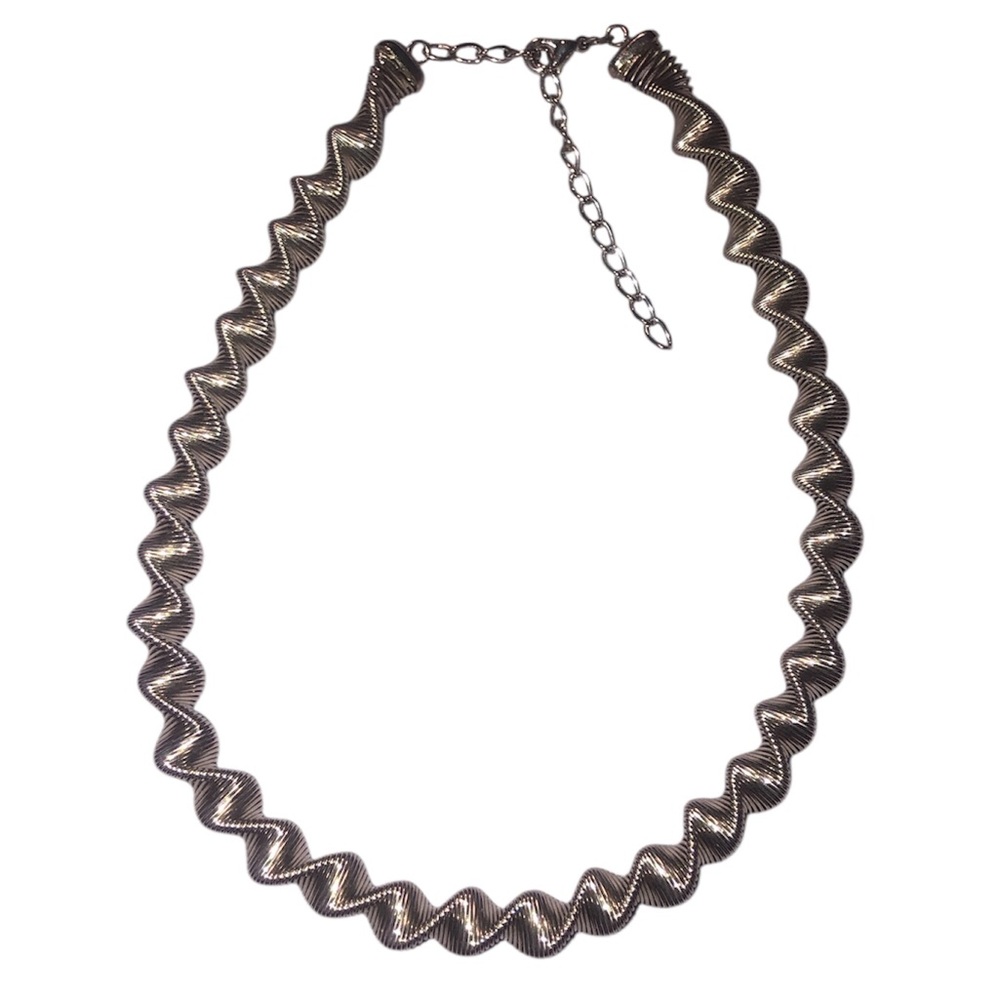 Wavy Spring Necklace